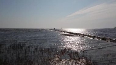 İki kişi sahilde yürüyor.