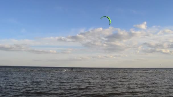 Kitesurfer Cavalcare Sul Mare — Video Stock