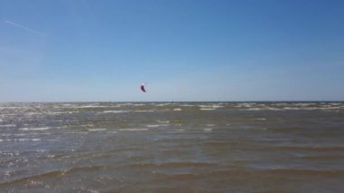 Uçurtmacılar denizde gezerler