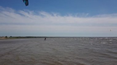 Uçurtmacılar denizde gezerler