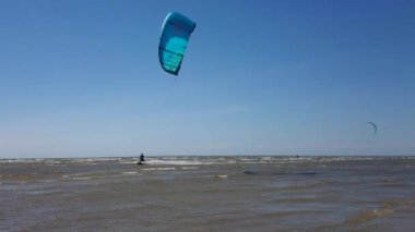 Uçurtmacılar denizde gezerler