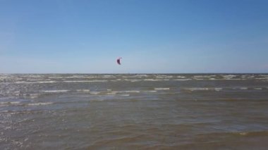 Uçurtmacılar denizde gezerler