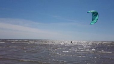 Uçurtmacılar denizde gezerler