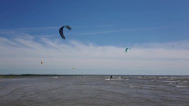 Uçurtmacılar denizde gezerler