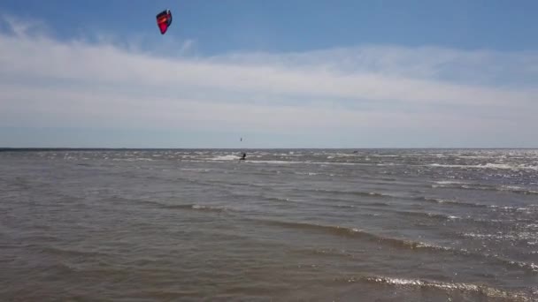 Kitesurfers Rijden Zee — Stockvideo