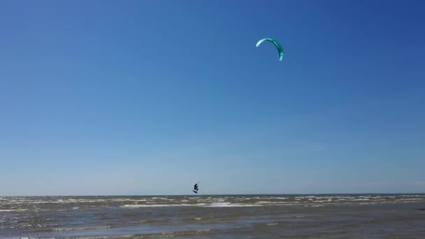 Kitesurfers Rijden Zee — Stockvideo