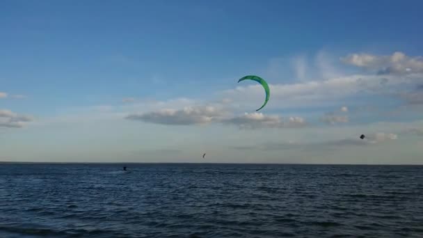 Kitesurfers Passeio Mar — Vídeo de Stock