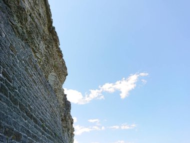 Gökyüzüne karşı eski taş duvar