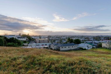 Hamilton Gölü 'nden Hamilton, NZ' ye bakan