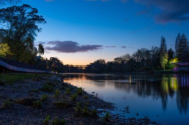 Yeni Zelanda 'nın başkenti Hamilton' da Waikato Nehri kıyısındaki Alacakaranlık.