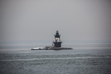 Fırtınalı havalarda yelken gibi gemileri koruyan birçok güzel deniz fenerlerinden biri.