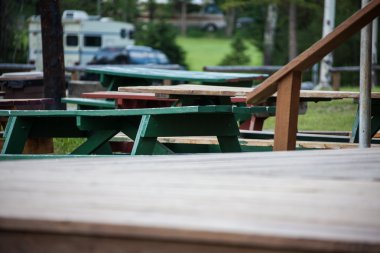 Rocky Dağları'nda Kuzeybatı Montana'da bir kamp masalarında piknik masaları.