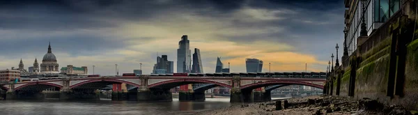 Panoramiczny Widok Czerwone Dwupokładowe Autobusy Przekraczające Tamizę Blackfriars Bridge Londynie — Zdjęcie stockowe