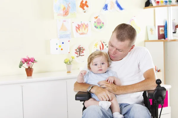 Gehandicapte man met zijn zoon — Stockfoto