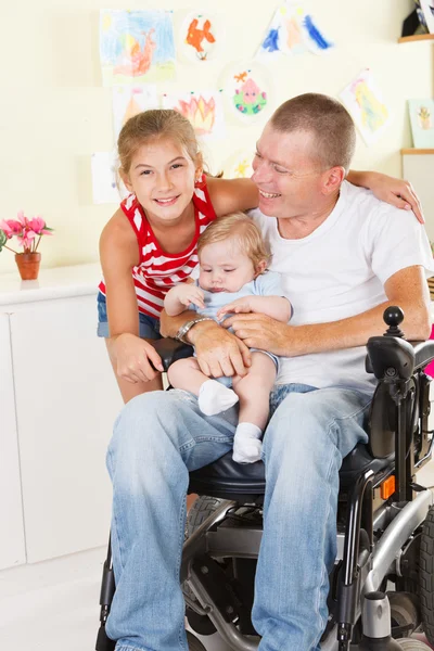 Padre feliz con sus hijos —  Fotos de Stock