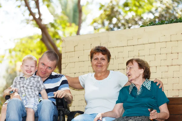 Человек-инвалид с семьей снаружи . — стоковое фото