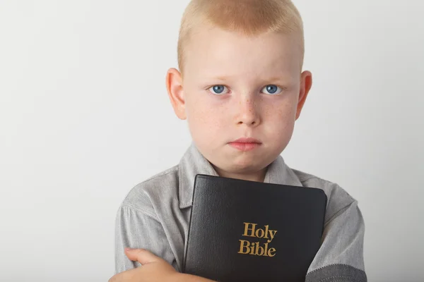 Jongen houdt van de Heilige Bijbel — Stockfoto