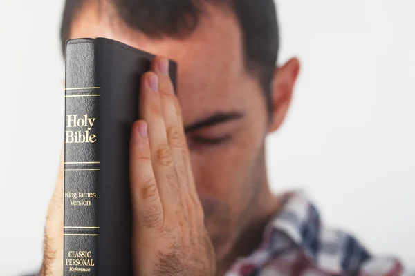 Guy Holding Sacra Bibbia — Foto Stock