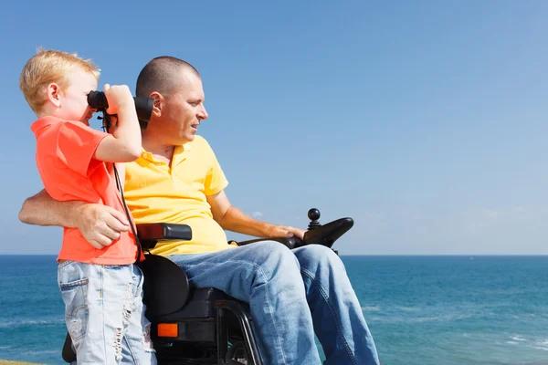 Vader en zoon met verrekijker — Stockfoto