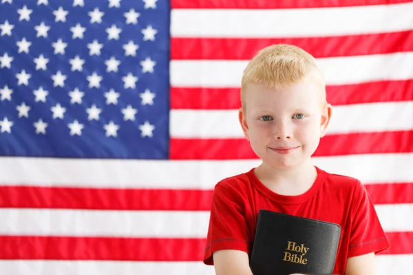 Niño patriótico americano con la Santa Biblia —  Fotos de Stock