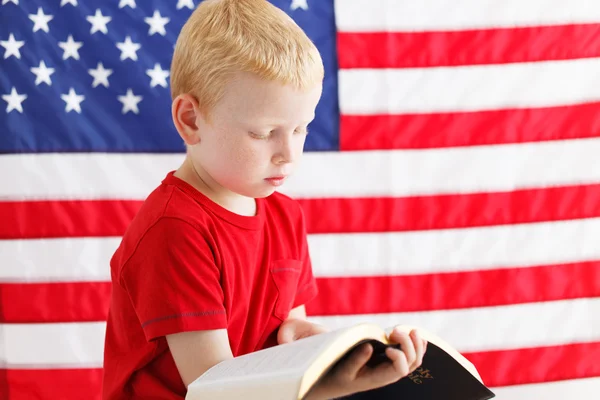 Niño patriótico americano leyendo la Sagrada Biblia —  Fotos de Stock