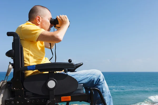 Homem com deficiência com binocular — Fotografia de Stock