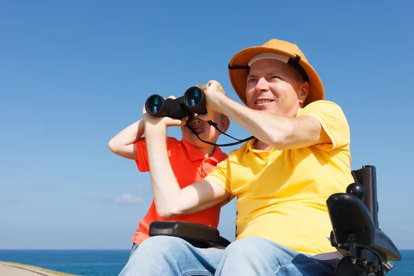 Vater und Sohn mit Fernglas — Stockfoto