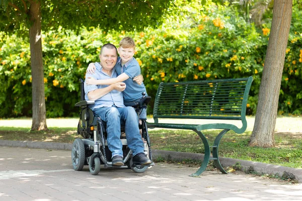 Padre Disabile Con Suo Piccolo Figlio — Foto Stock