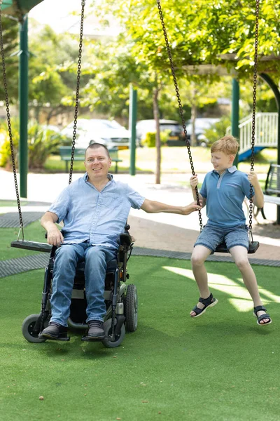 Pai Deficiente Brincar Com Seu Filho Playground — Fotografia de Stock