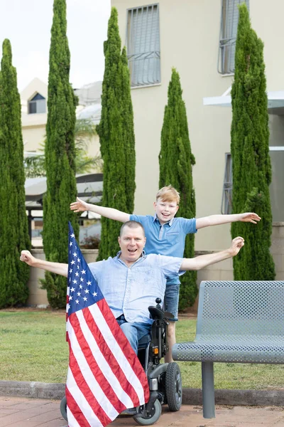 Mladý Chlapec Zdravotním Postižením Otec Vlajkou Usa — Stock fotografie