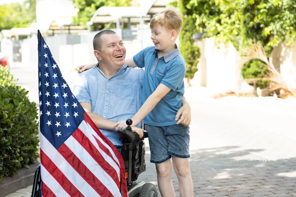 Giovane Ragazzo Con Padre Disabile Amiamo Nostro Paese — Foto Stock