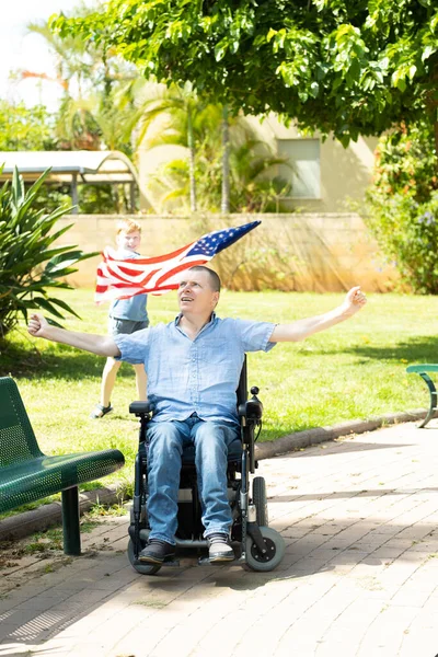 국기가 장애인 아버지와 아들의 — 스톡 사진