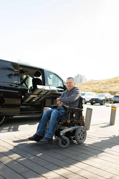 Engelli Adam Tekerlekli Sandalye Asansörünü Arabanın Yanında Kapat — Stok fotoğraf
