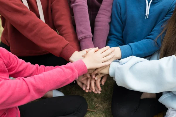 Stack Hands Accordo Giovani Ragazze — Foto Stock