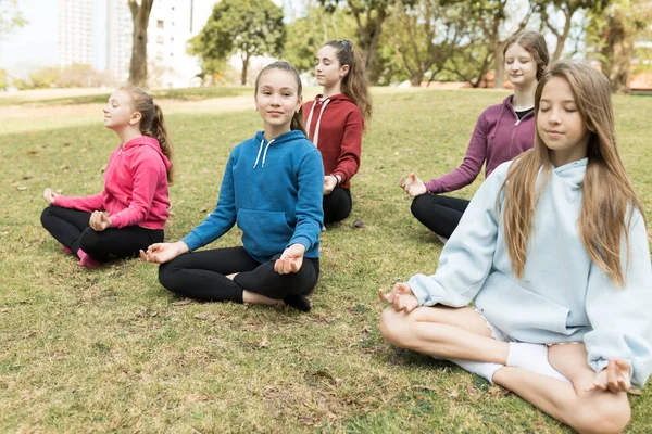 一群女孩在外面练瑜伽 — 图库照片
