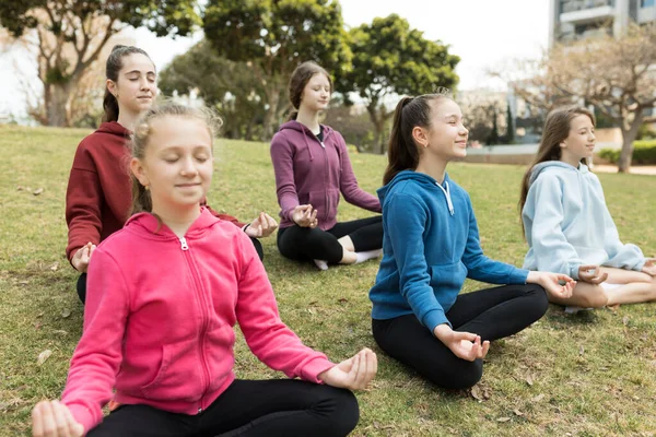 Dışarıda Yoga Yapan Bir Grup Kız — Stok fotoğraf