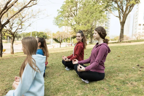 Bir Grup Kız Dışarıda Yoga Yapıyor — Stok fotoğraf