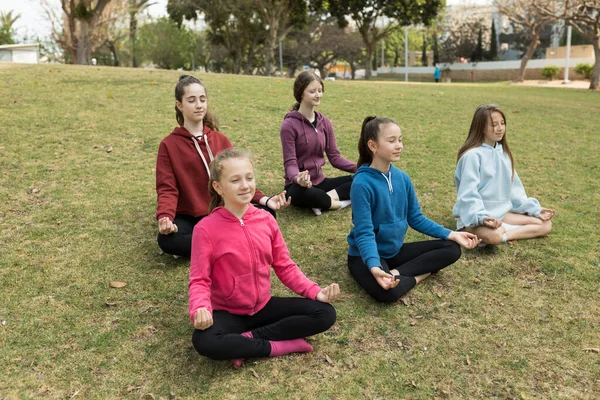 Bir Grup Kız Dışarıda Yoga Yapıyor — Stok fotoğraf