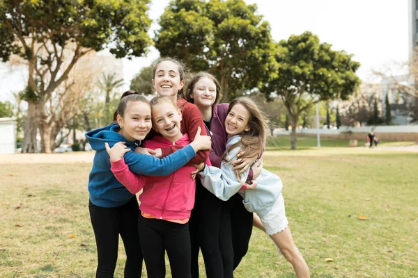 Abraço Amigável Cinco Meninas Fora — Fotografia de Stock