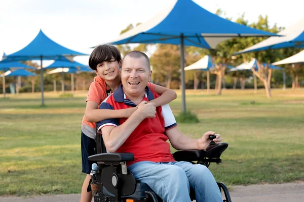 Ojciec Niepełnosprawny Swoim Synkiem — Zdjęcie stockowe
