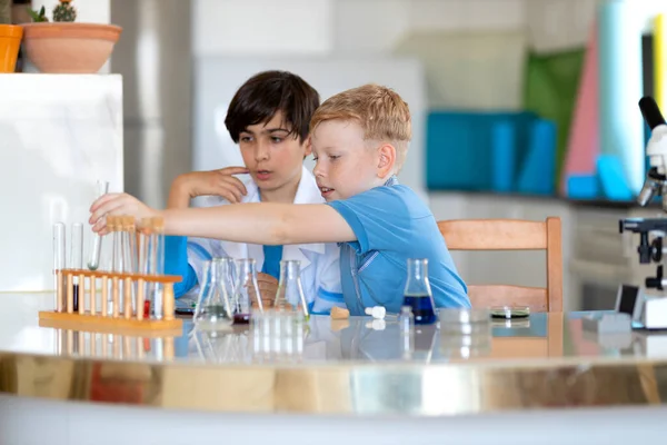 Twee Laboratoriumassistenten Kinderen Voeren Experimenten Uit Met Gekleurde Vloeistoffen Stockfoto