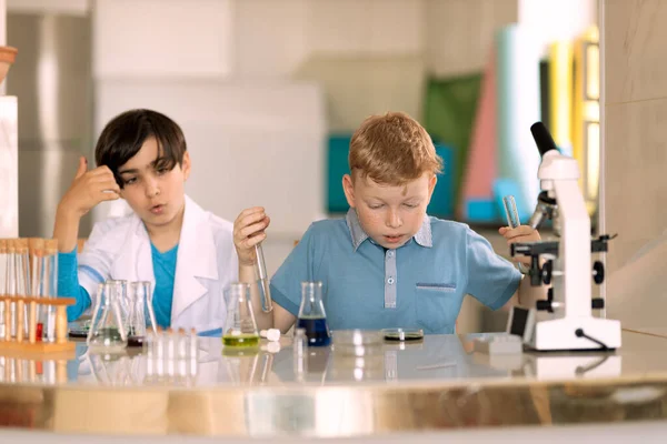 Twee Laboratoriumassistenten Kinderen Voeren Experimenten Uit Met Gekleurde Vloeistoffen Rechtenvrije Stockfoto's