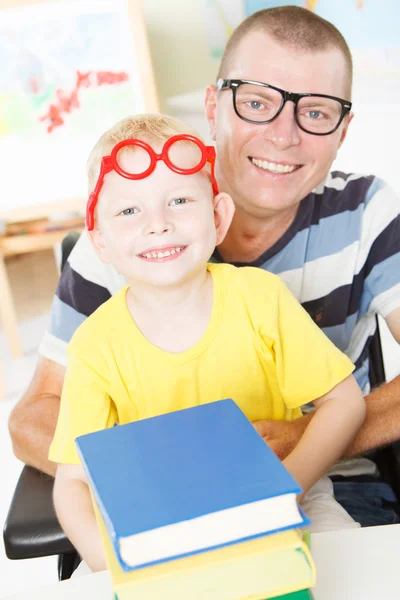 Behinderter Vater liest mit kleinem Sohn. — Stockfoto