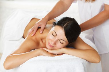 kadın bir sırt masajı