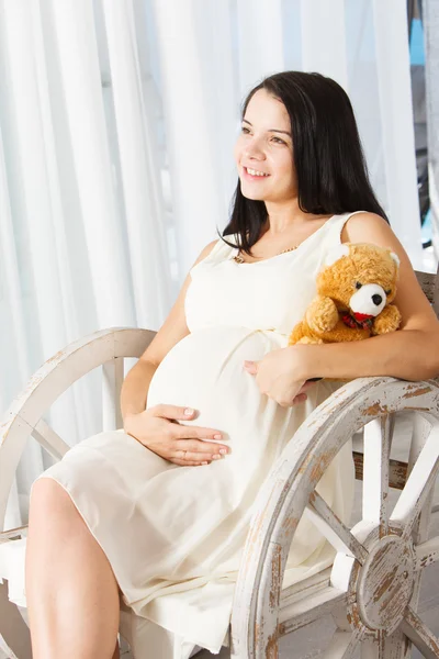 Donna incinta sorridente — Foto Stock