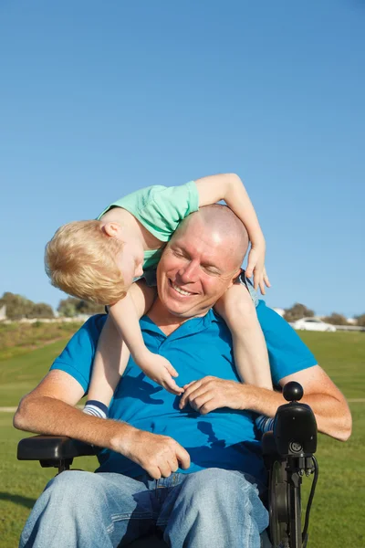 Papà gioca con il figlio all'aperto al parco — Foto Stock