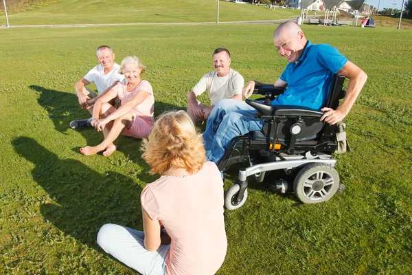 Homme handicapé avec famille à l'extérieur . — Photo