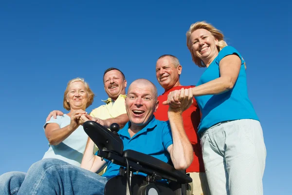 Behinderter Mann mit Familie draußen. — Stockfoto