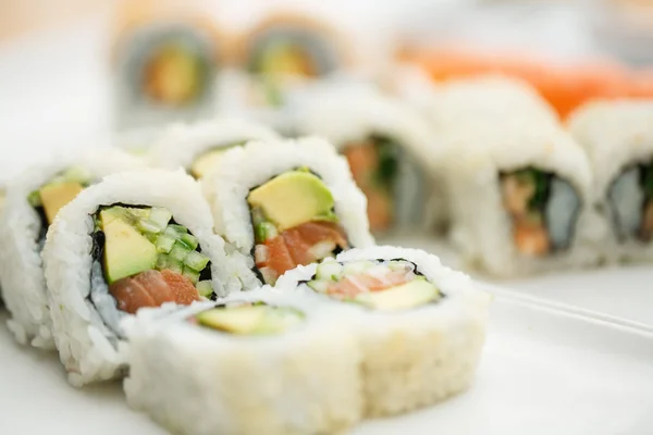 Placa de sushi com pauzinhos — Fotografia de Stock