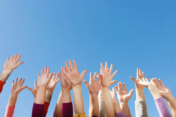 Händerna upp i himlen — Stockfoto